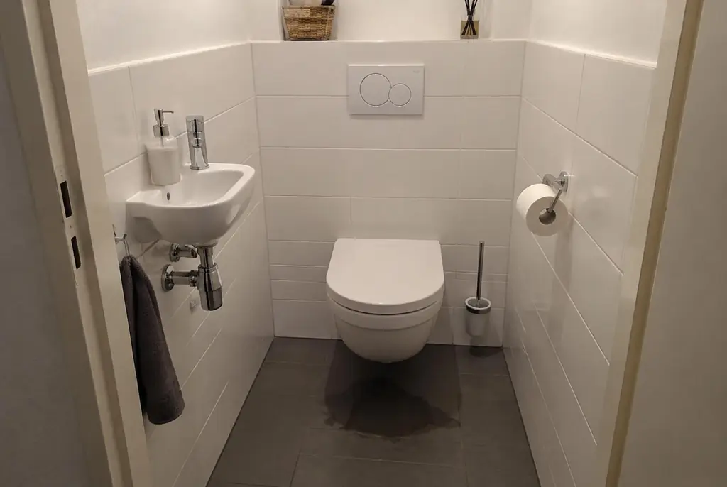 Lekdetectie Hengelo – natte vloer bij een toilet