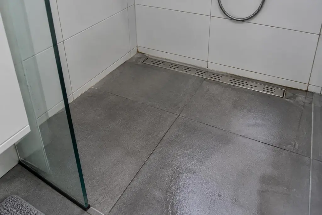Lekdetectie Hengelo – lekkende inloopdouche met natte voegen