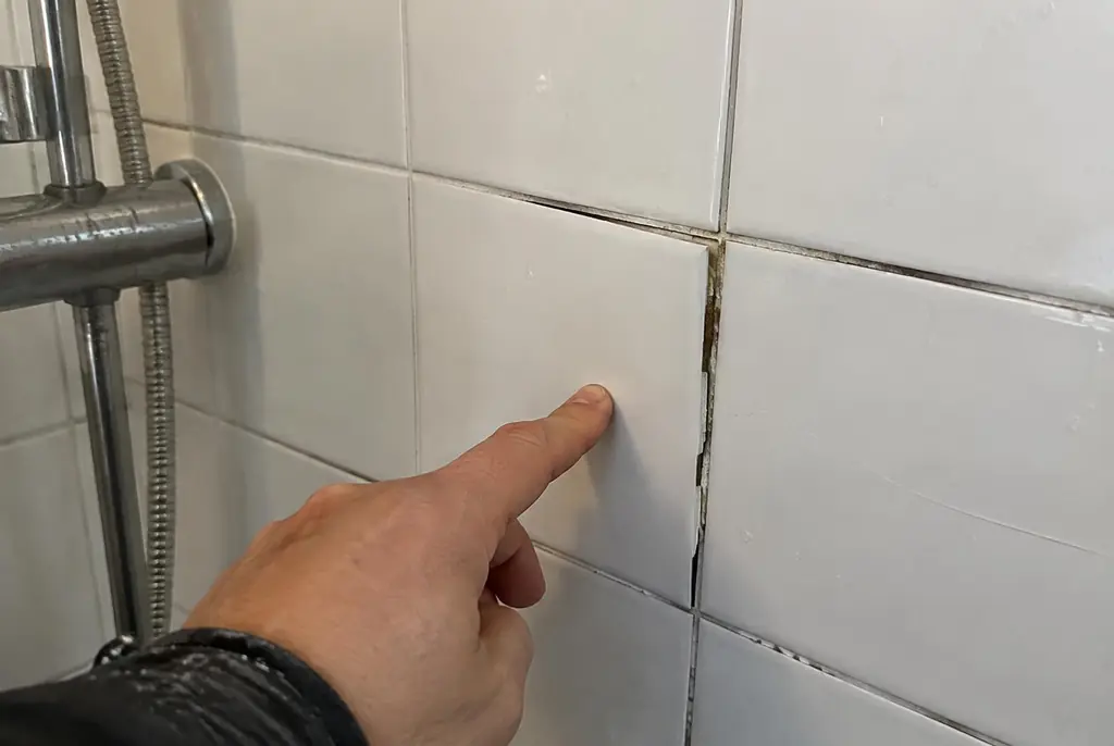 Lekdetectie Hengelo – losse, holle badkamertegels door een lekkage