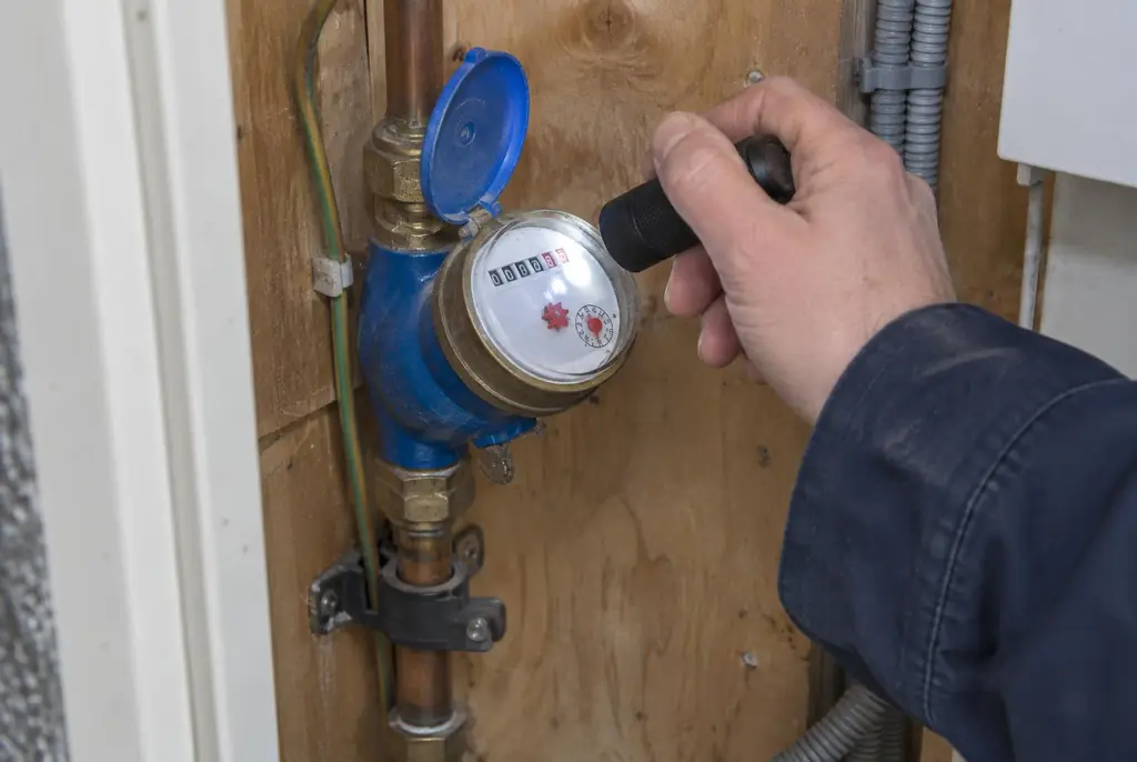 Lekdetectie Hengelo – watermeter in de meterkast controleren met een zaklamp